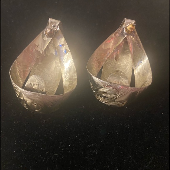 Free w/ bundle purchase Vintage Etched Silver tone Earrings - Picture 10 of 10